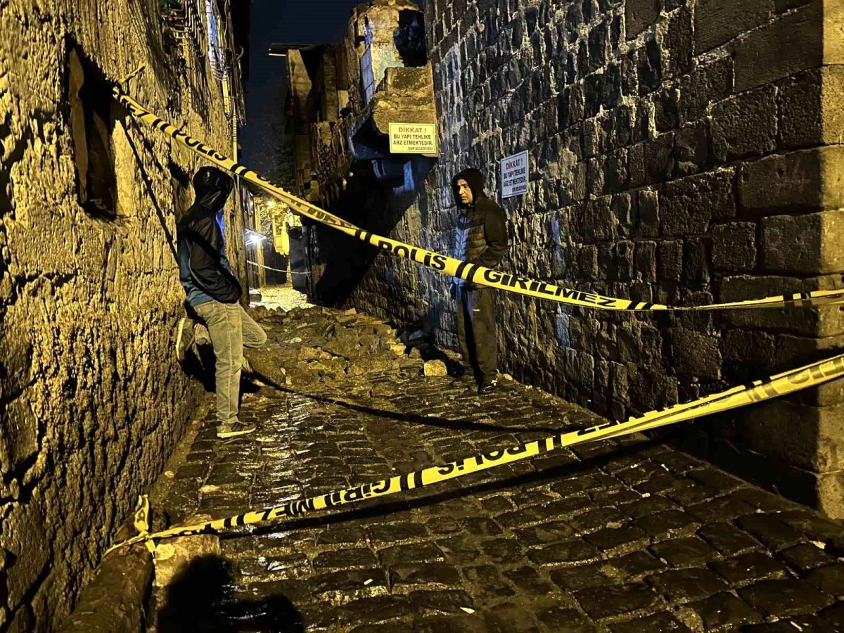 Diyarbakır\'ın Sur ilçesinde metruk ev çöktü, önlem alındı