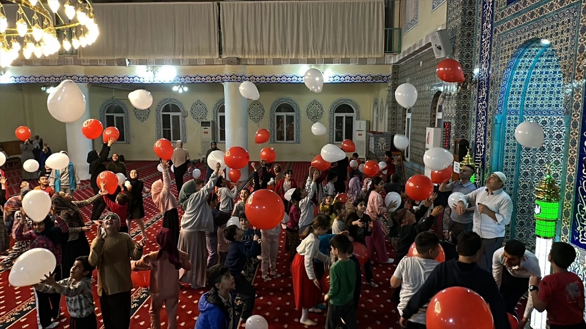Dörtyol\'da çocuklar Süleymaniye Camisi\'nde eğlenceli vakit geçiriyor
