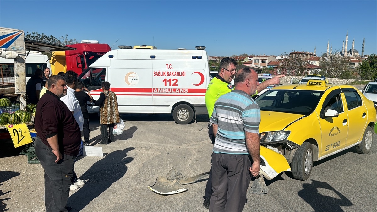 Edirne\'de ticari taksi ve otomobilin çarpıştığı kazada 1 kişi yaralandı