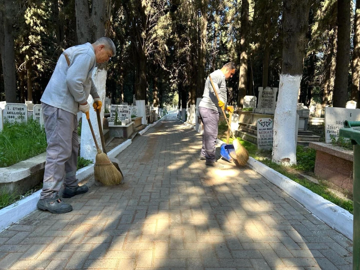 Edremit Belediyesi, mezarlık ve şehitliklerde bayram öncesi temizlik çalışmalarını sıkılaştırdı