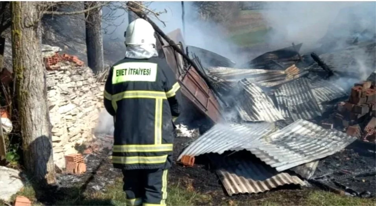 Kütahya\'da Samanlık Yangını: Balya Makinesi Hasar Gördü