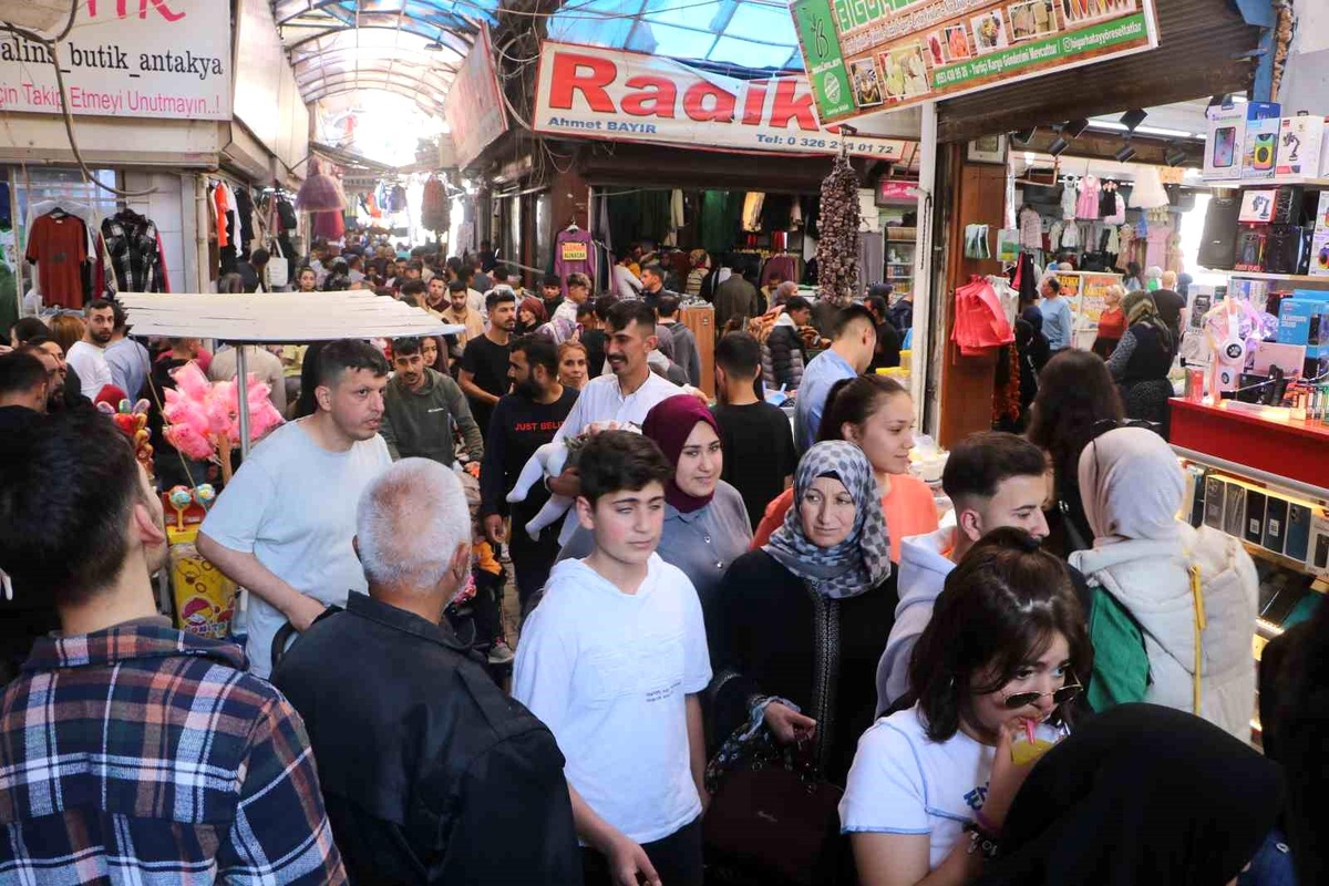 Depremzede esnaf: Hatay\'da bayram alışverişi buruk geçiyor