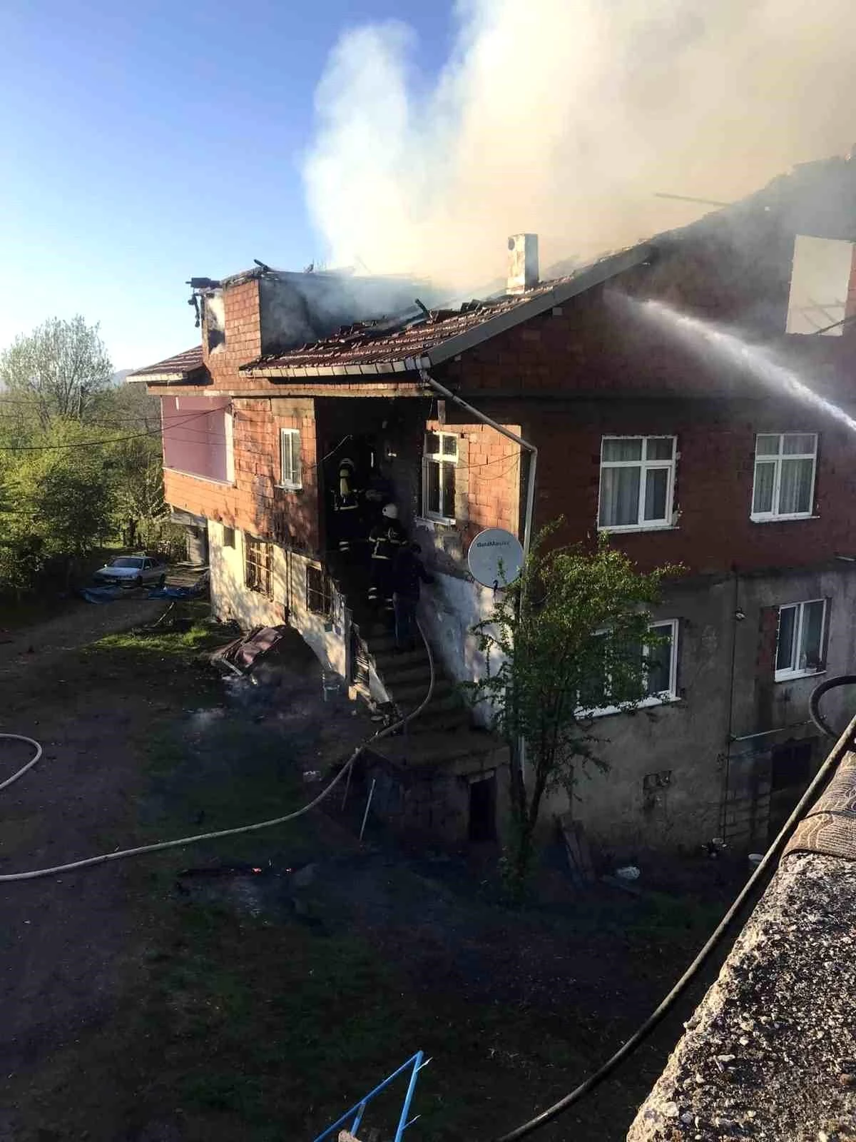 Zonguldak\'ta Üç Katlı Evde Çıkan Yangın Kontrol Altına Alındı