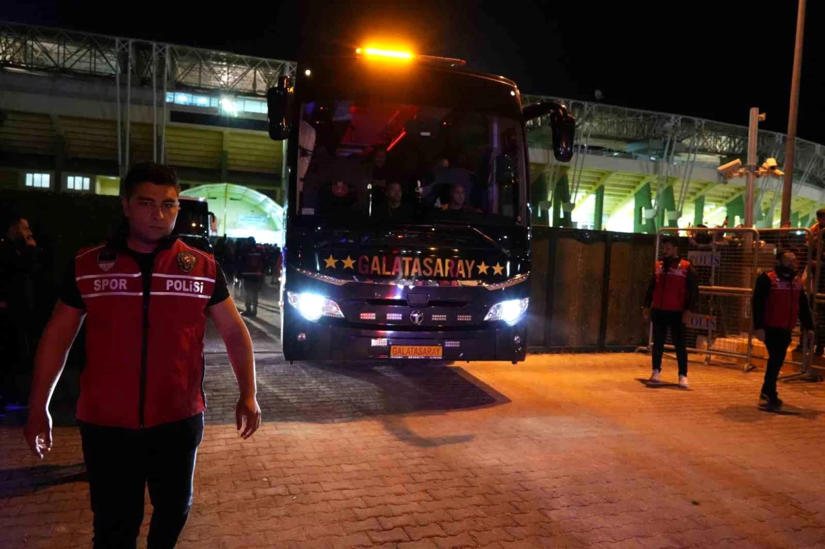 Galatasaray, Süper Kupa maçının ardından taraftarların yoğun ilgisiyle stattan ayrıldı