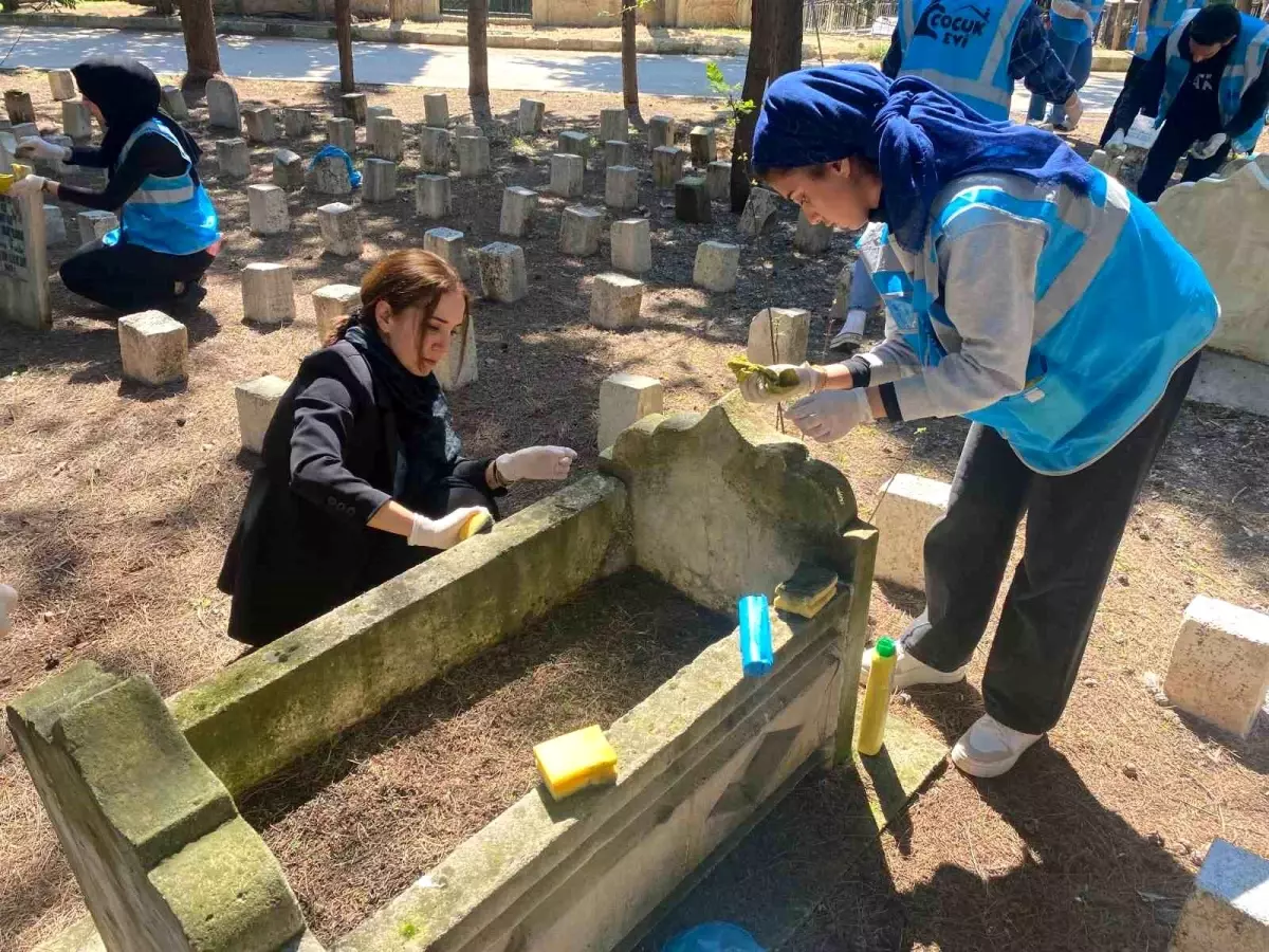 Adıyaman Çocuk Mezarlığında Hummalı Temizlik