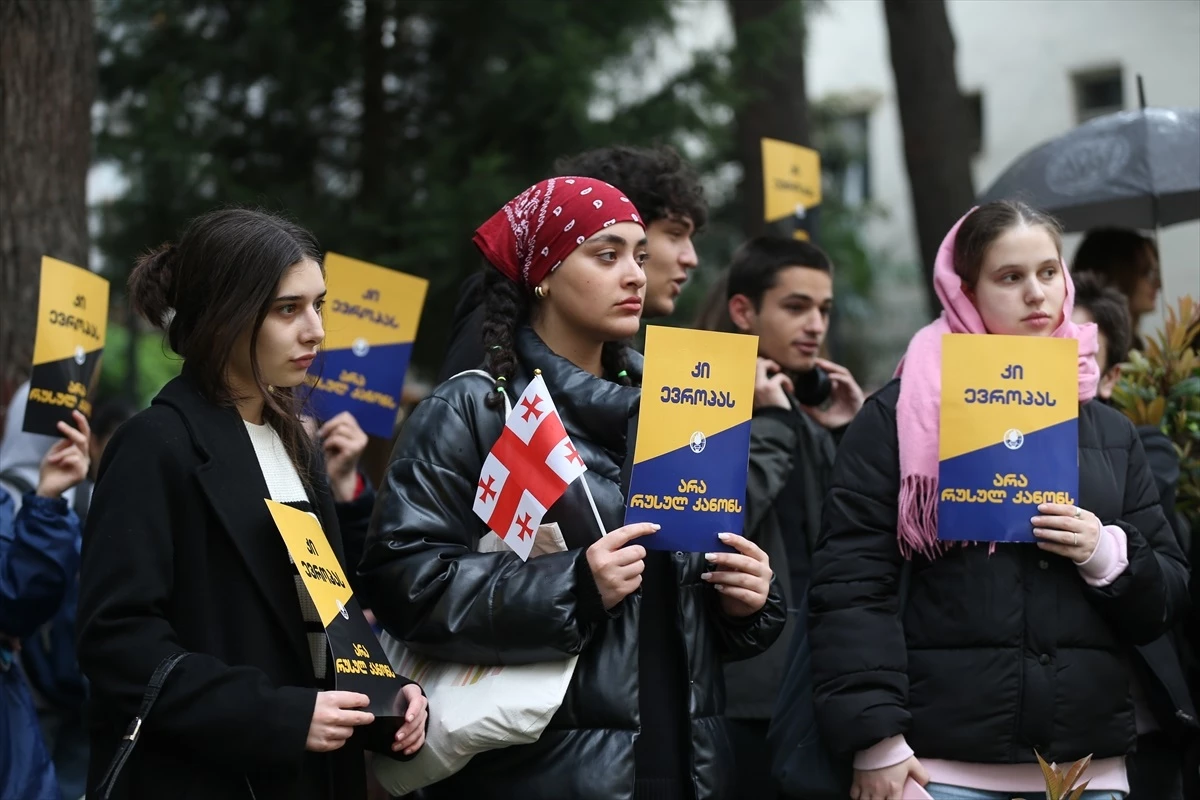 Gürcistan\'da Yabancı Etkinin Şeffaflığı Yasa Tasarısı Protesto Edildi