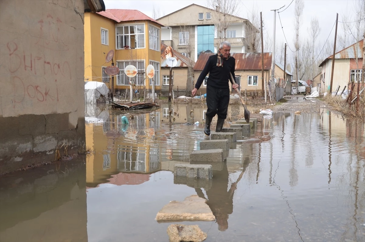 Yüksekova\'da Sağanak Yağış Evleri Su Bastı