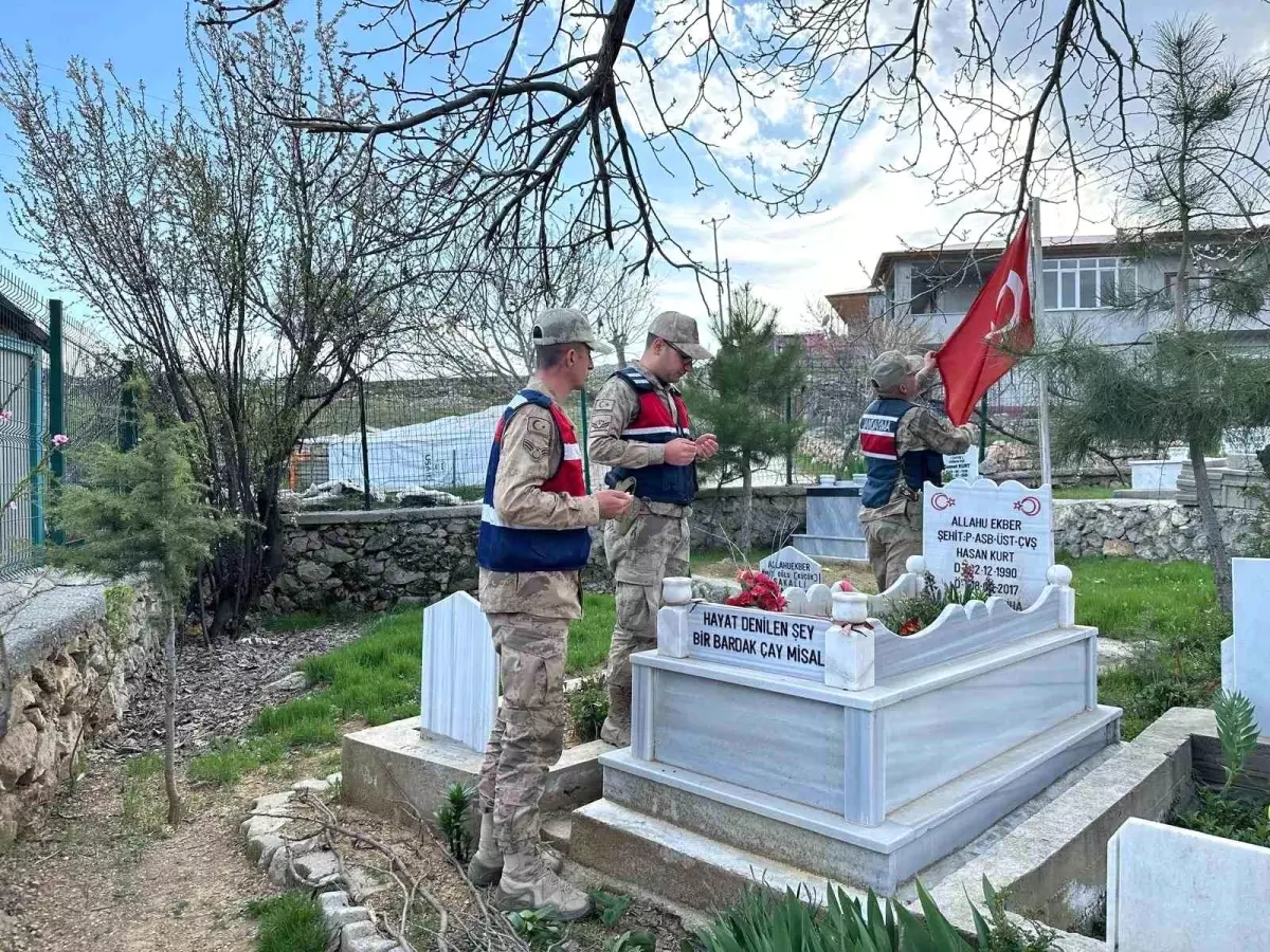 Kahramanmaraş\'ta Jandarma, Şehit Ailelerini ve Gazileri Ziyaret Etti