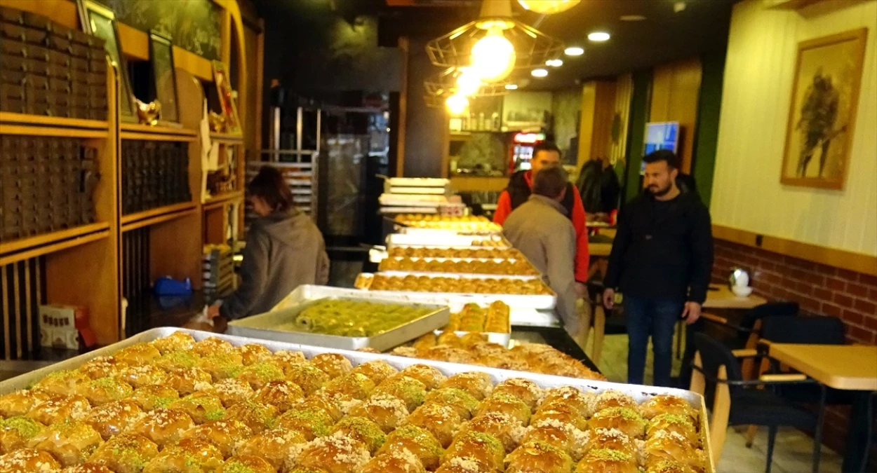 Kars\'ın Sarıkamış ilçesinde tatlı imalathanelerinde bayram siparişleri için hummalı çalışma