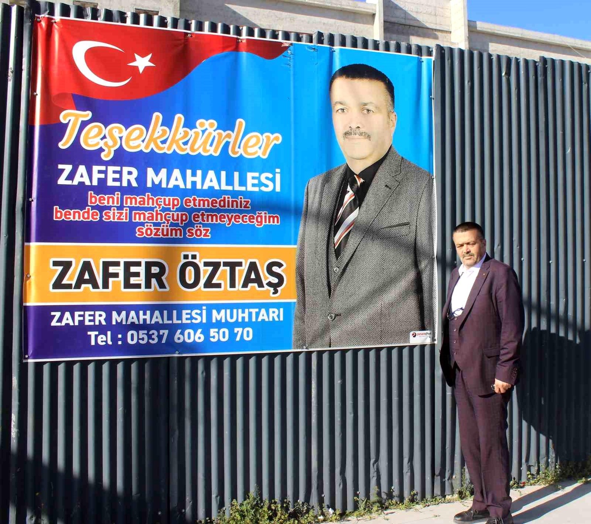 Konya\'da muhtar adayı seçilemeyen kişi, teşekkür pankartlarıyla mahalle sakinlerine minnettarlığını gösterdi