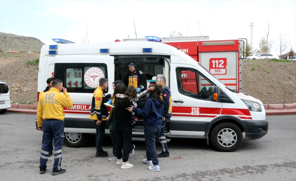 Kayseri\'de apartmanda çıkan yangında 3\'ü çocuk 4 kişi hastaneye kaldırıldı