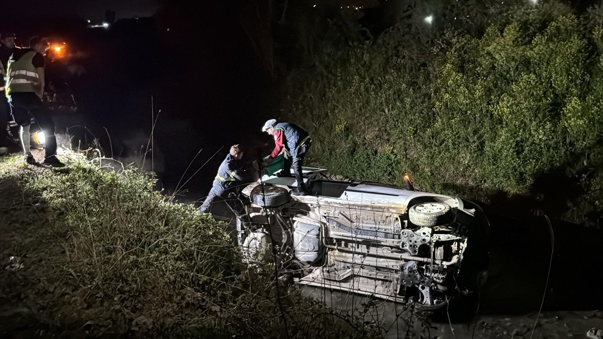 Kartepe\'de su kanalına devrilen araçta sürücü yaralandı