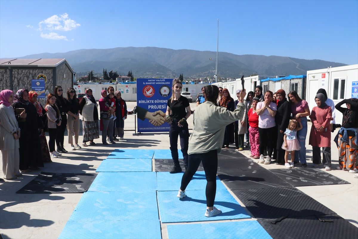 Hatay\'da Komiser Yardımcısı ve Tekvandocu Zeynep Baykuş, 30 Kadına Savunma Eğitimi Veriyor