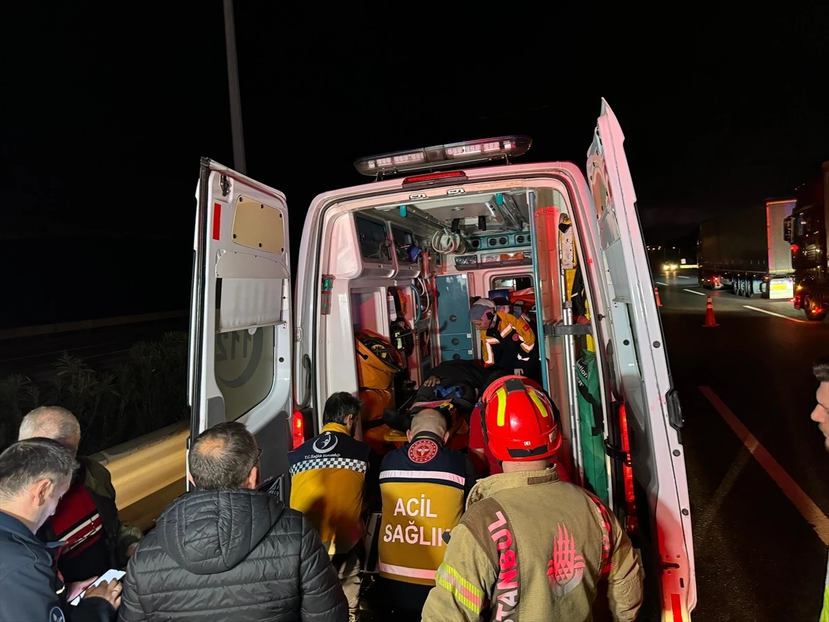 Kuzey Marmara Otoyolu\'nda 2 Tırın Karıştığı Kaza: 2 Yaralı