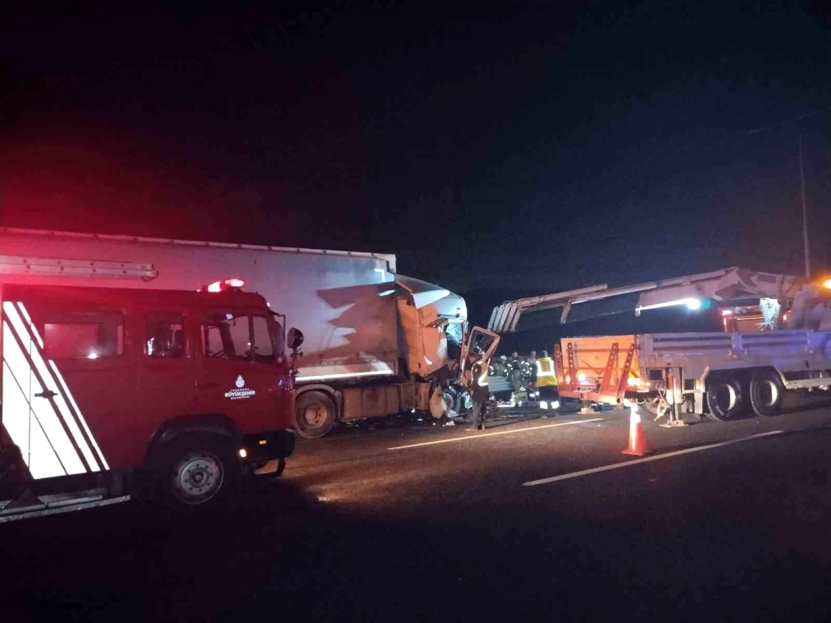 Kuzey Marmara Otoyolu\'nda Tır ve Kamyonun Karıştığı Kazada 2 Kişi Yaralandı