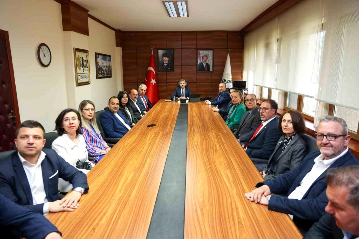 Uşak Belediye Başkanı Özkan Yalım, Vali Turan Ergün\'ü ziyaret etti