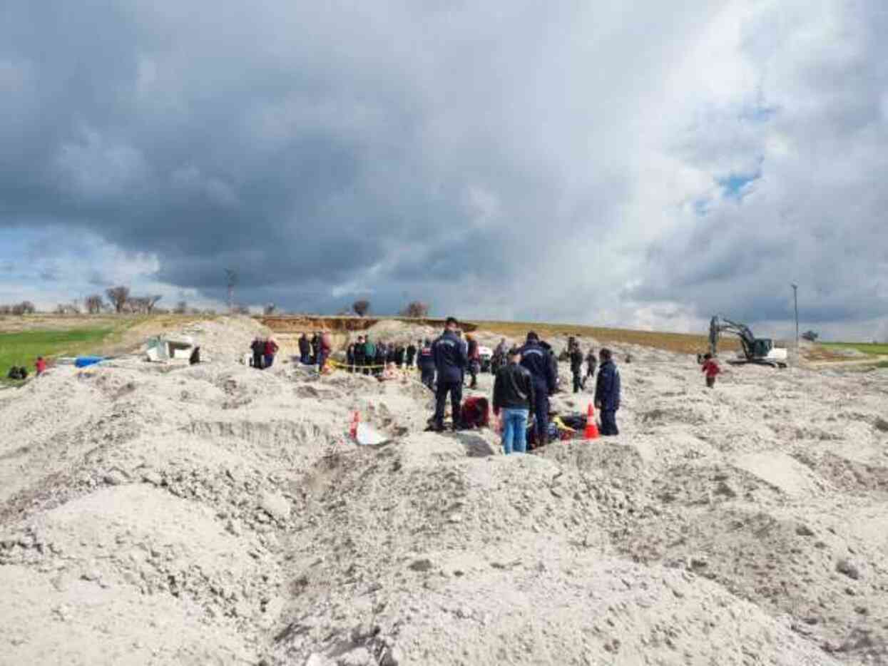 Niğde'de patates deposu çöktü! 2 işçi hayatını kaybetti, 3'ü ağır 4 yaralı Niğde'de patates deposu çöktü! 2 işçi hayatını kaybetti, 3'ü ağır 4 yaralı