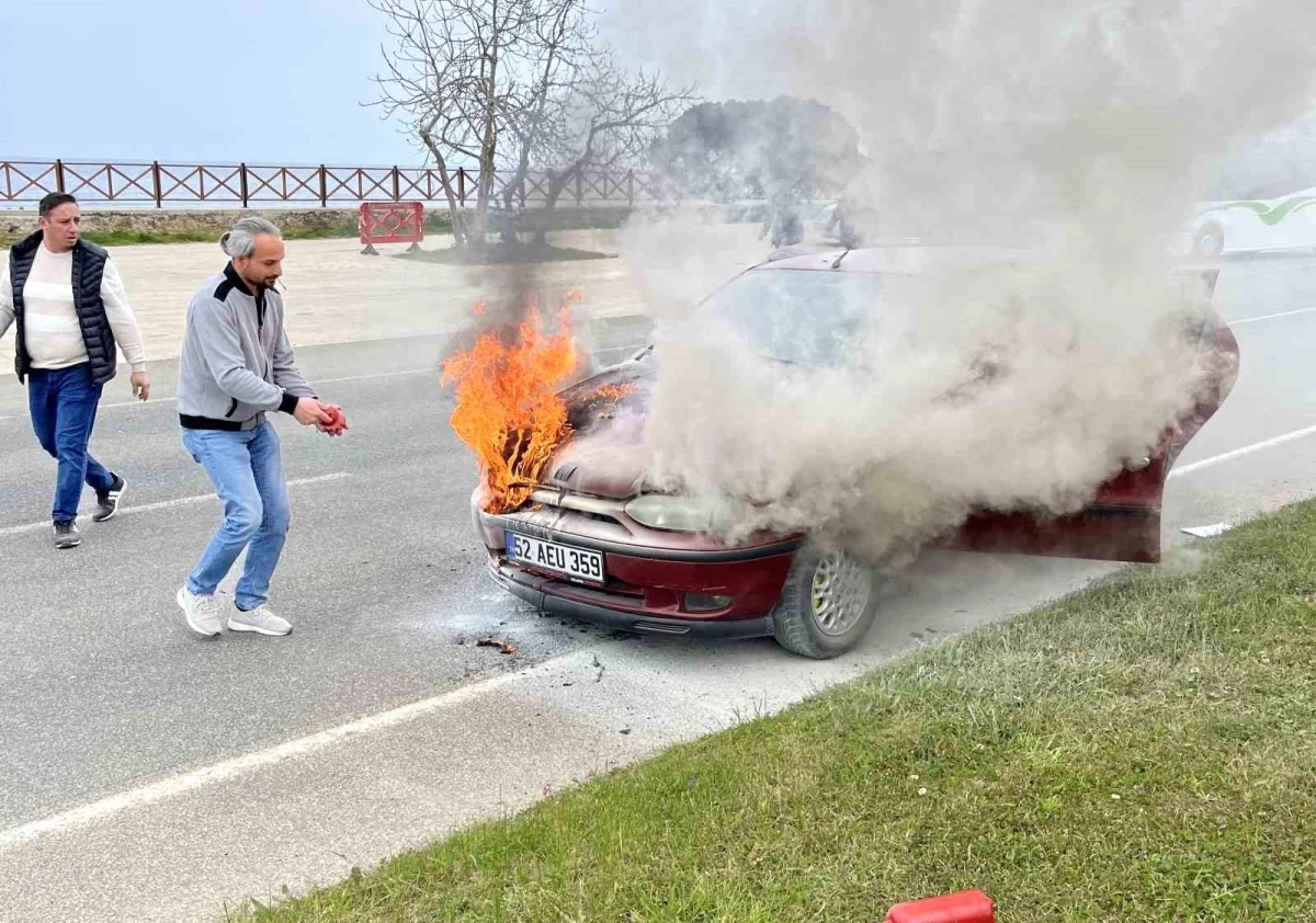 Ünye\'de otomobil yangını söndürüldü