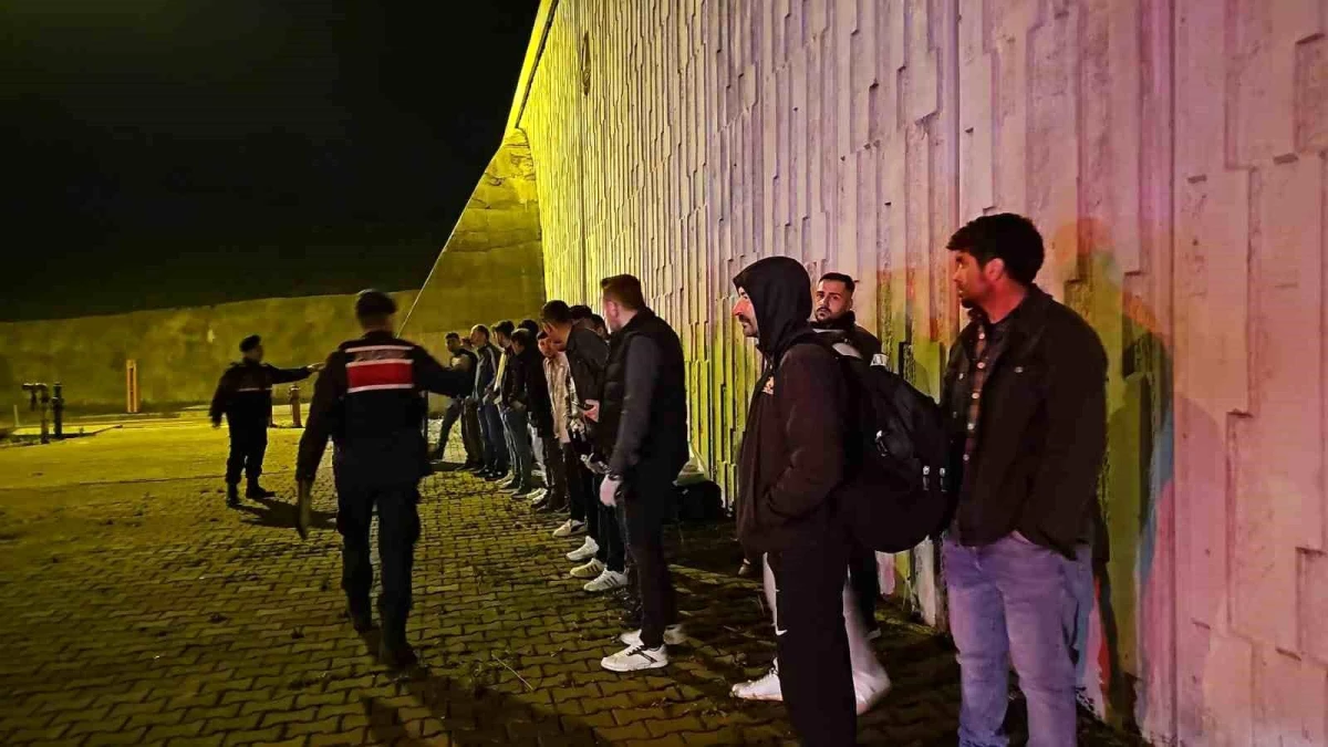 Kocaeli\'den İzmir İstikametine Giden Otobüs Orhangazi Tüneli Girişinde Yanmaya Başladı