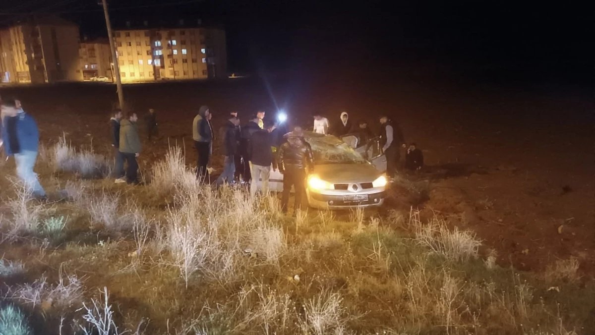 Sivas\'ta otomobil devrildi, 5 kişi yaralandı