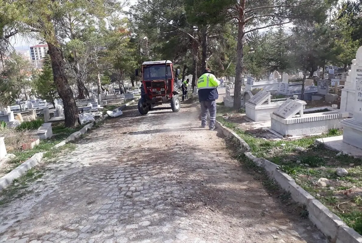 Sorgun Belediyesi, Ramazan Bayramı öncesinde mezarlıklarda temizlik çalışması gerçekleştirdi