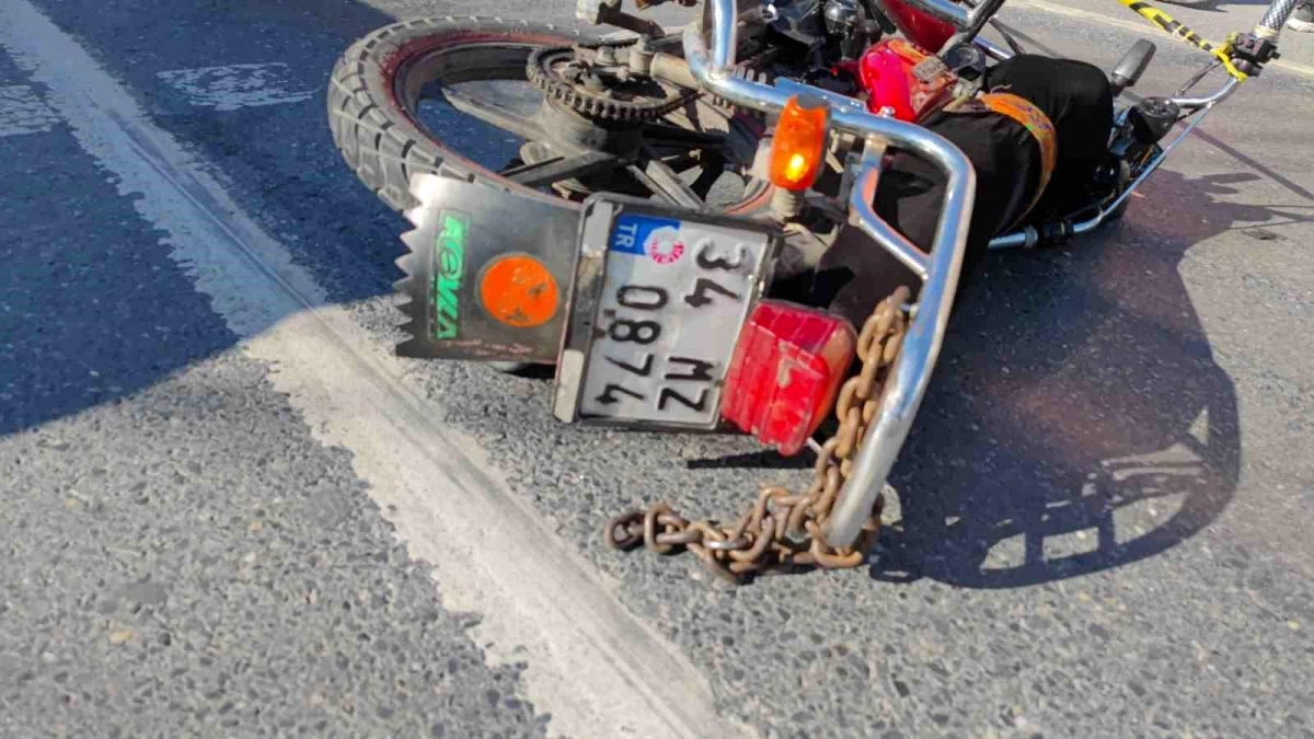 Sultangazi\'de Motosiklet Sürücüsü Beton Duvar ve Trafik Uyarı Levhası Arasında Sıkışarak Hayatını Kaybetti