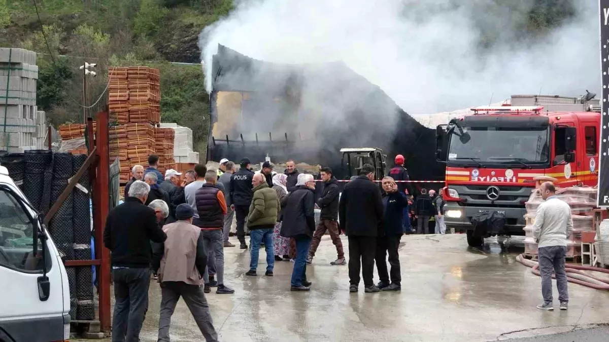 Trabzon\'da inşaat malzemeleri satışı yapılan depoda yangın çıktı