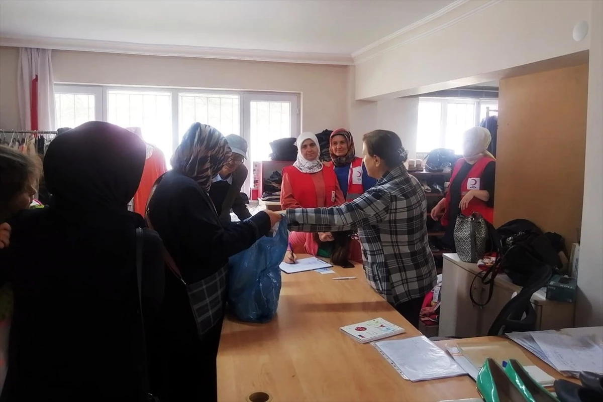 Türk Kızılay Sorgun Şubesi, 2 Bin Çocuğa Bayramlık Kıyafet Dağıttı