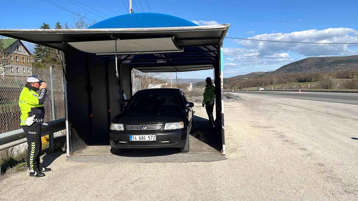 Bolu\'da trafik ekipleri \'Hayatla Yarış Olmaz\' sloganıyla duygusal bir uygulama başlattı