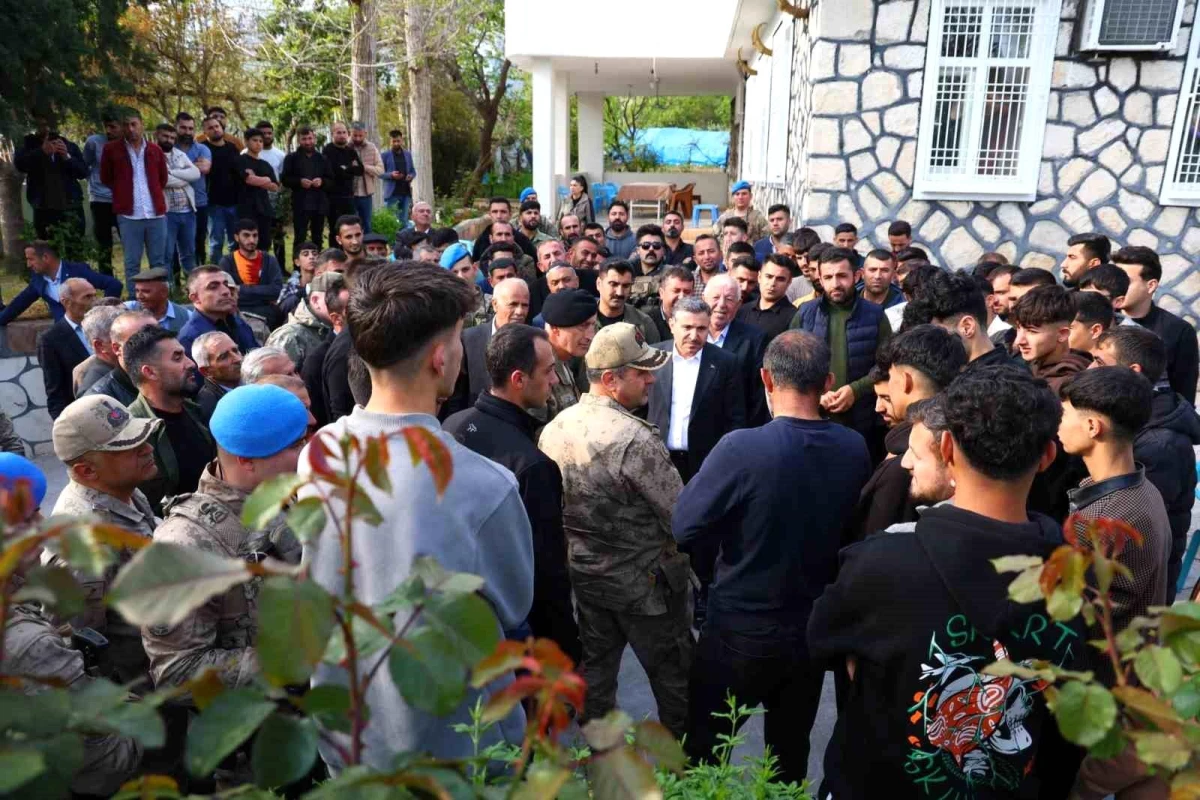 Şırnak Valisi Cevdet Atay, Çalışkan beldesinde vatandaşlar ve askeri birlikleri ziyaret etti
