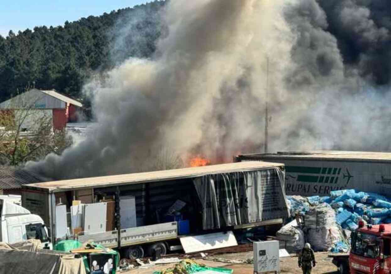 Yediemin otoparkında yangın! Kısa sürede büyüyen alevler araçlara sıçradı Yediemin otoparkında yangın! Kısa sürede büyüyen alevler araçlara sıçradı