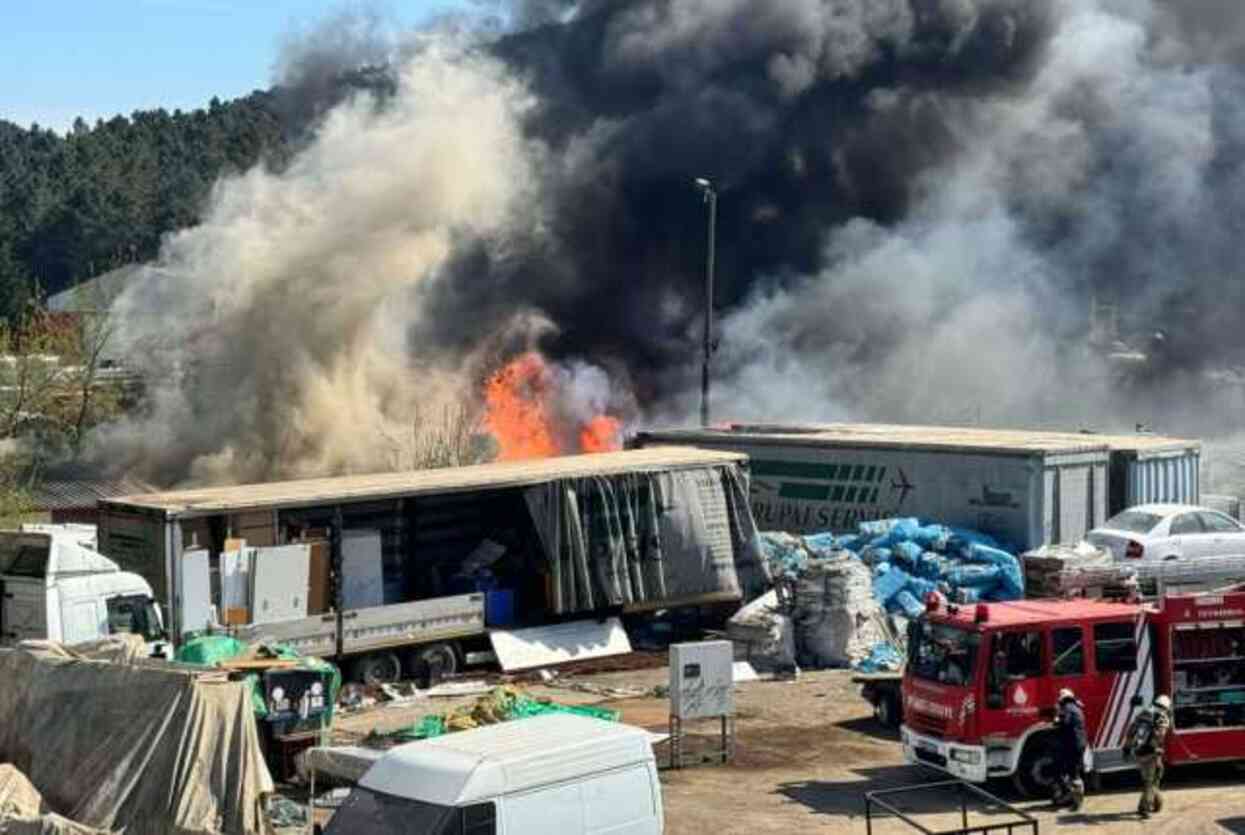 Yediemin otoparkında yangın! Kısa sürede büyüyen alevler araçlara sıçradı Yediemin otoparkında yangın! Kısa sürede büyüyen alevler araçlara sıçradı