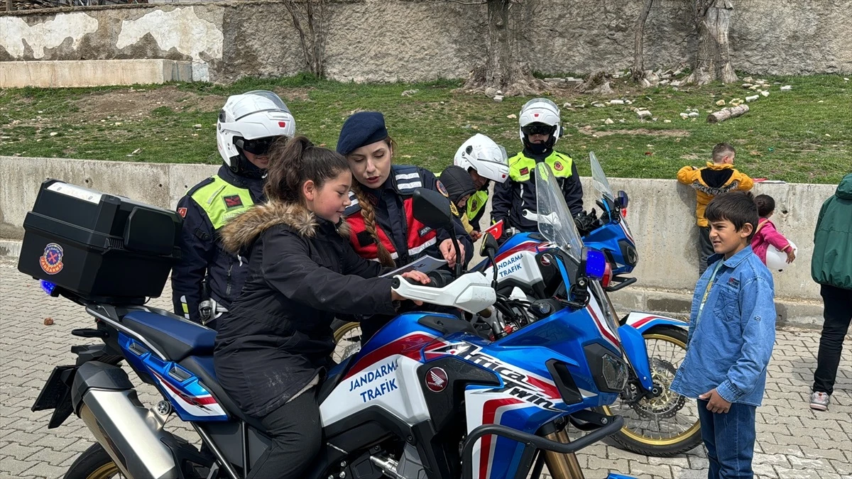 Yozgat Jandarma Ekipleri Çocuklarla Bayramlaştı