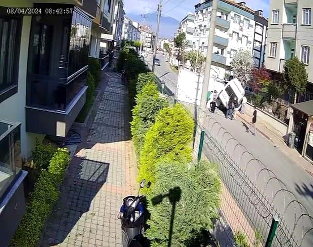 İnegöl\'de minibüs ile kamyonet çarpıştı: 3 yaralı