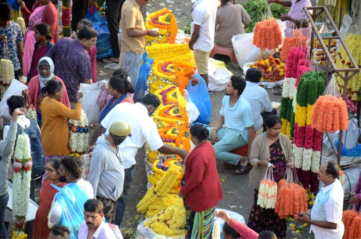Hindu Yeni Yıl Günü olan Ugadi Festivali çiçeklerle kutlanıyor