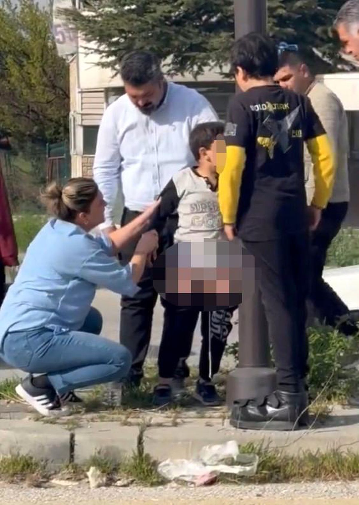 Ankara Yenimahalle\'de Başıboş Köpeklerin Saldırısına Uğrayan Çocuk Yaralandı