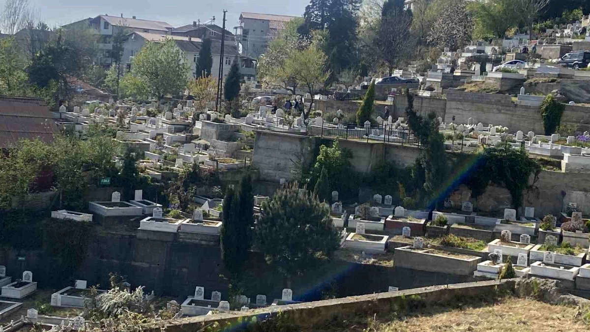 Zonguldak\'ta vatandaşlar bayram öncesi mezarlık ziyaretleri gerçekleştirdi