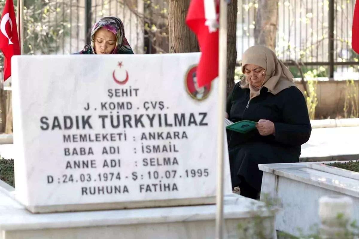 Şehit Aileleri Ramazan Bayramı Öncesinde Kabirleri Başında Dua Etti