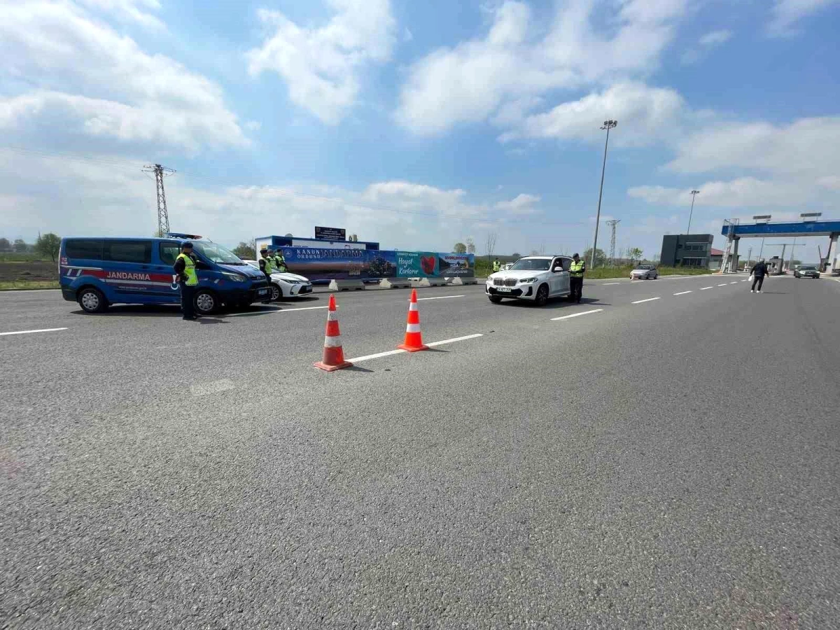 Sakarya\'da Bayram Tatili Boyunca Jandarma Ekipleri Trafik Denetimlerini Yoğunlaştırdı