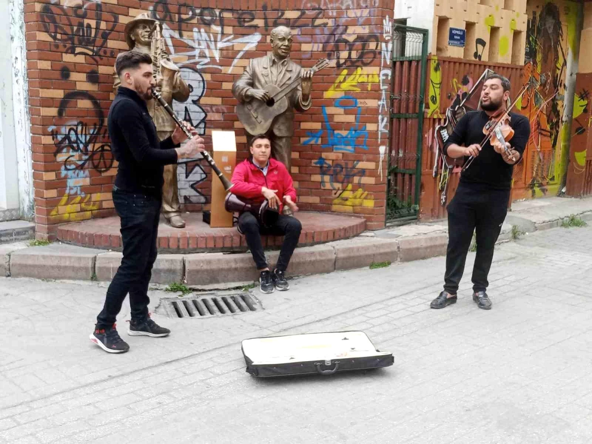 Eskişehir\'de Bayram Yoğunluğunda Sokak Müzisyenleri Konser Verdi