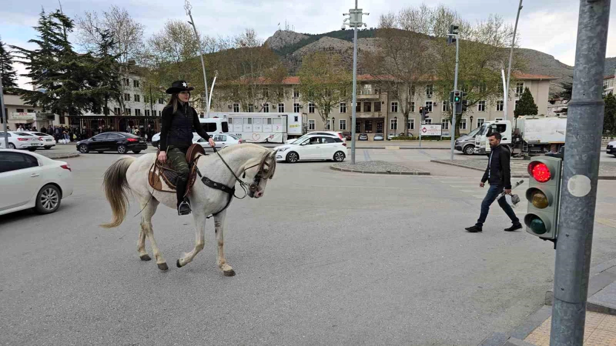 Tokat Belediye Başkanı atlı ziyaretçilerle karşılaştı
