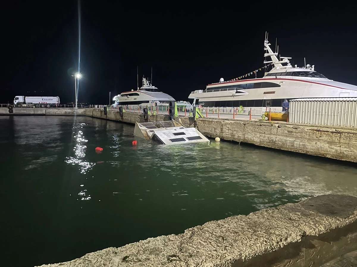 Bursa\'nın Mudanya ilçesinde BUDO iskelesinin yanındaki tekne battı