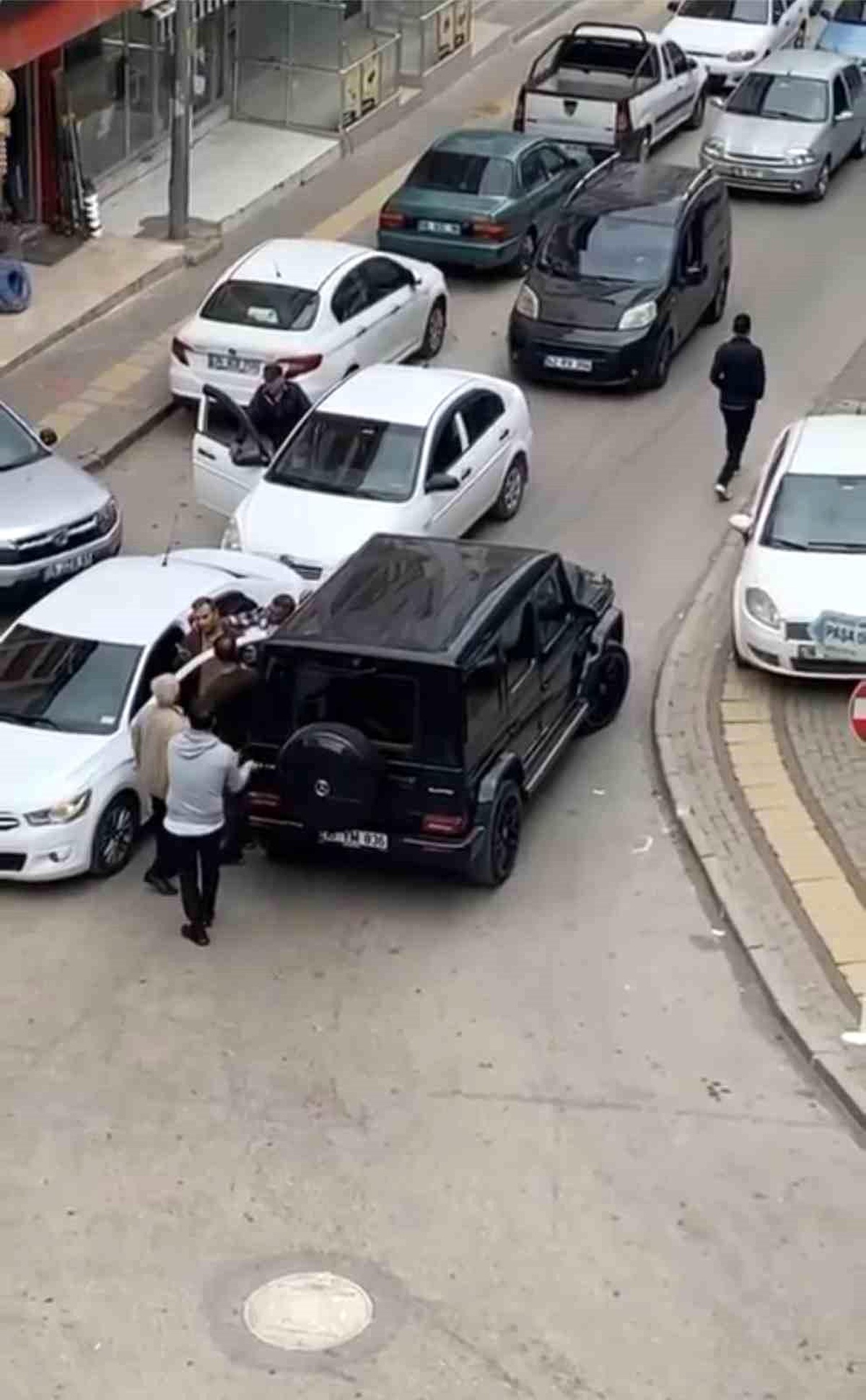 Bursa\'da sürücüler arasındaki yol verme tartışması kameraya yansıdı