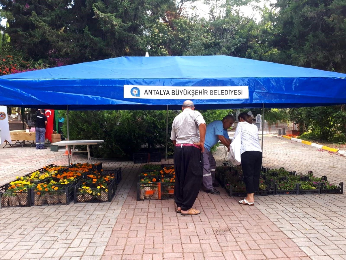 Antalya Büyükşehir Belediyesi, Mezarlıklarda Kabir Ziyareti Yapanlara Çiçek Dağıttı