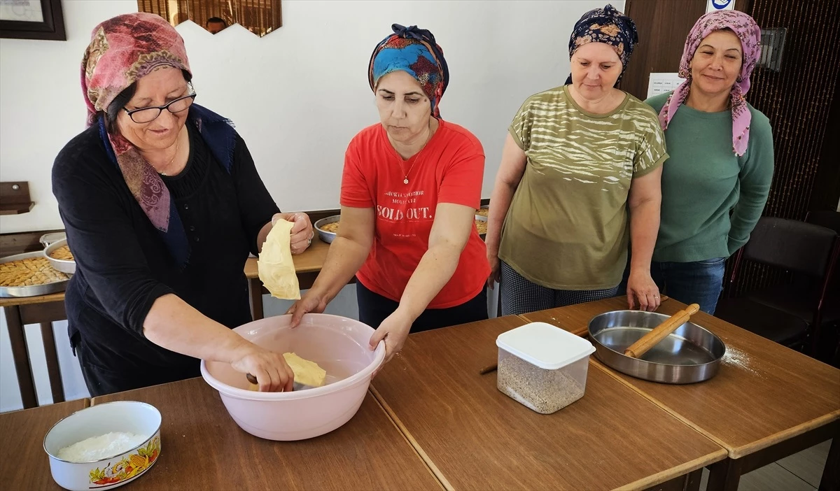 Çanakkale\'de Kadın Kooperatifi Yöresel Cevizli Baklava Üretiyor