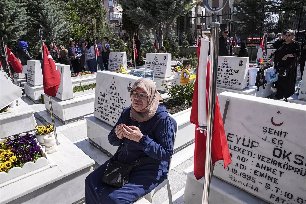 Şehit Yakınları ve Gaziler Ramazan Bayramı\'nda Şehitliği Ziyaret Etti