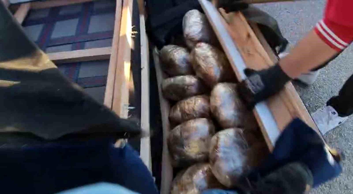 TEM Otoyolu\'nda yapılan operasyonda 52 kilo 600 gram shunk ele geçirildi