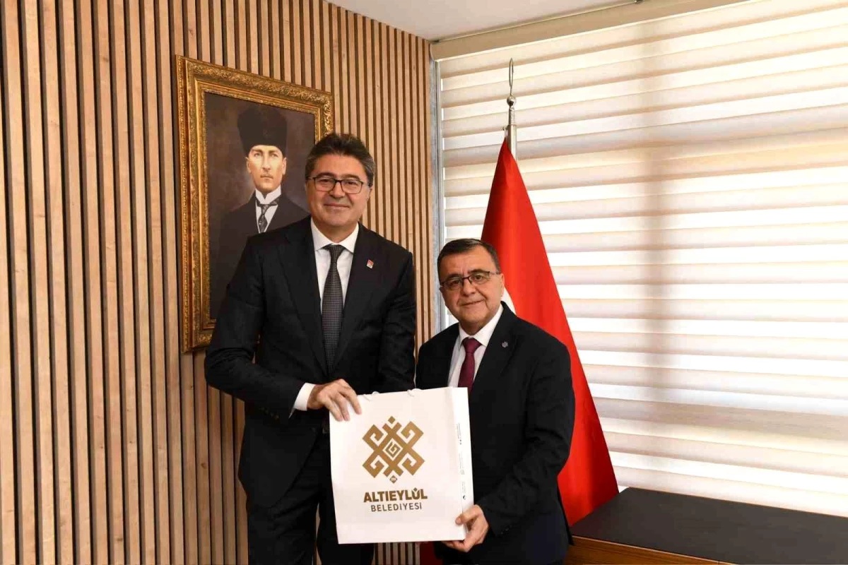 CHP Genel Başkan Yardımcısı Ensar Aytekin, Altıeylül Belediye Başkanı Hakan Şehirli\'yi ziyaret etti