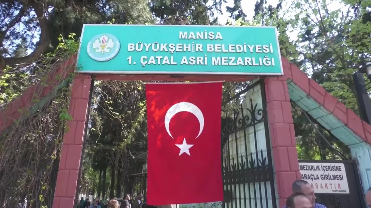 CHP Genel Başkanı Özgür Özel, Manisa\'da Kabristan Ziyareti Yaptı