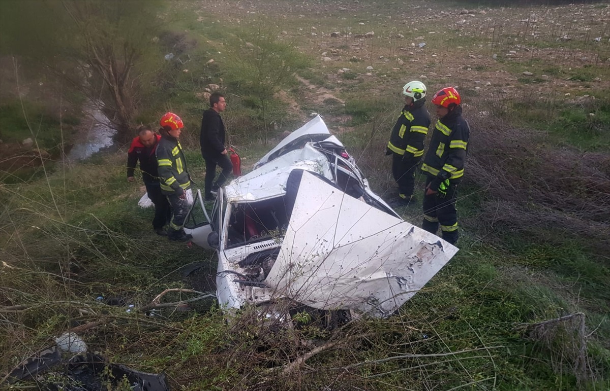 Denizli\'de Otomobil ve Motosiklet Çarpışması Sonucu 3 Kişi Toprağa Verildi
